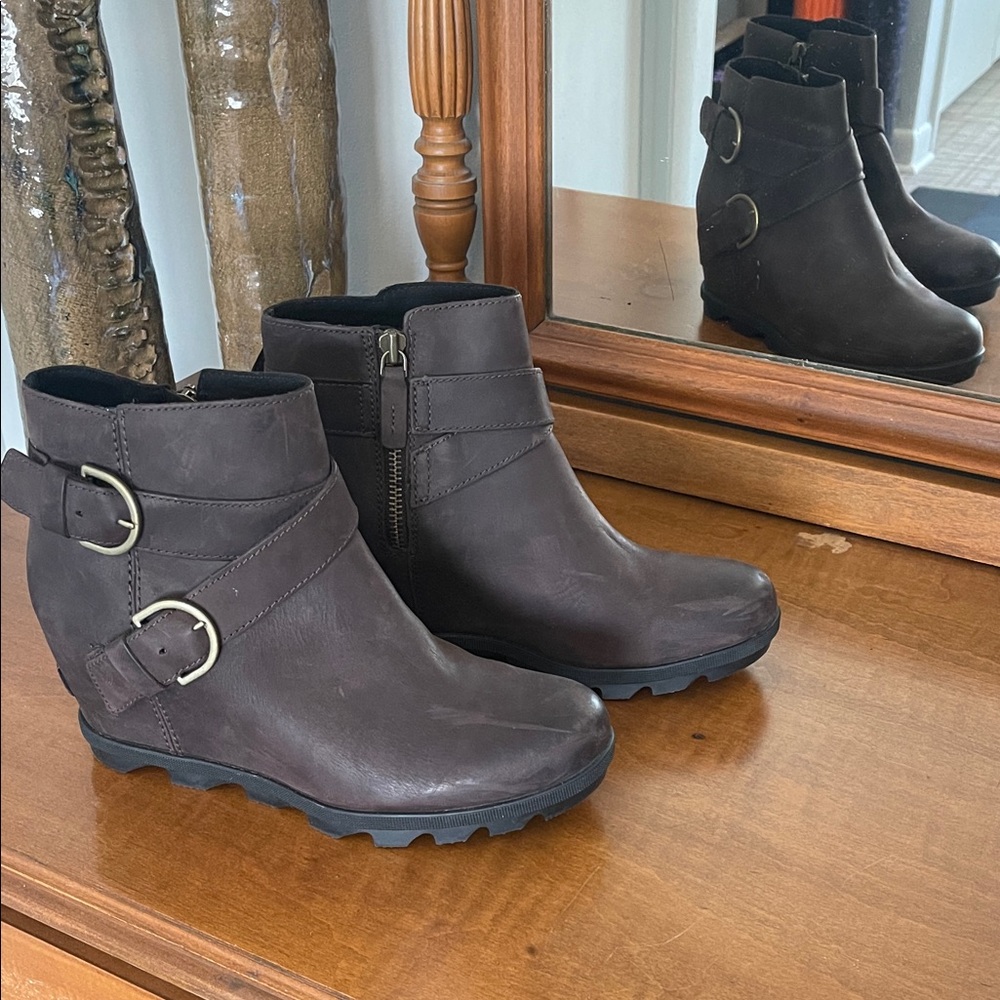 Sorel Dark Maroon Ankle Boots with Buckle Detail waterproof 
Great condition